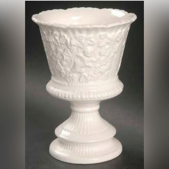 Lefton Renaissance Cherubs Grape Vines Raised On this Elegant Vase - Picture 1 of 6